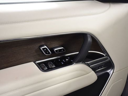 Used 2025 Land Rover Range Rover Long Wheelbase SE image 15