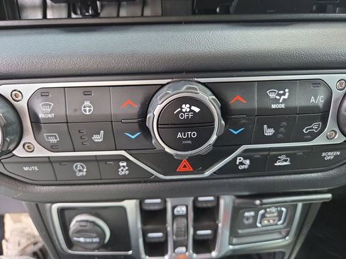 Certified 2024 Jeep Wrangler Unlimited Sahara w/ Technology Group AWD/4WD image 16