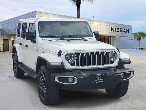 Used 2024 Jeep Wrangler Unlimited Sahara AWD/4WD image 9