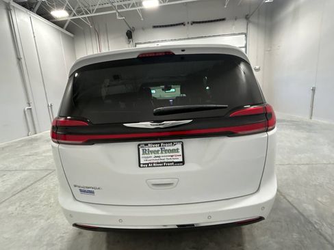 Used 2023 Chrysler Pacifica Touring-L FWD image 7