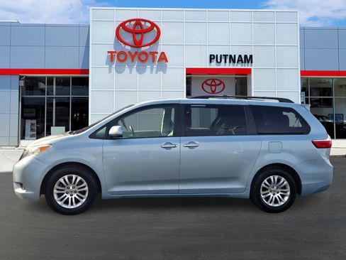 Used 2017 Toyota Sienna XLE image 7