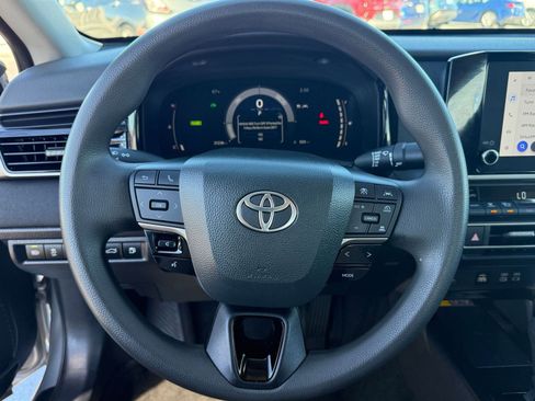 Used 2025 Toyota Camry LE image 27