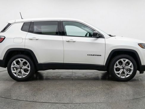 Used 2025 Jeep Compass Latitude AWD/4WD image 11