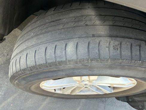 Used 2023 Ford Explorer XLT RWD image 3
