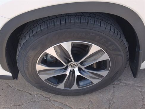 Used 2020 Toyota Highlander XLE AWD/4WD image 11