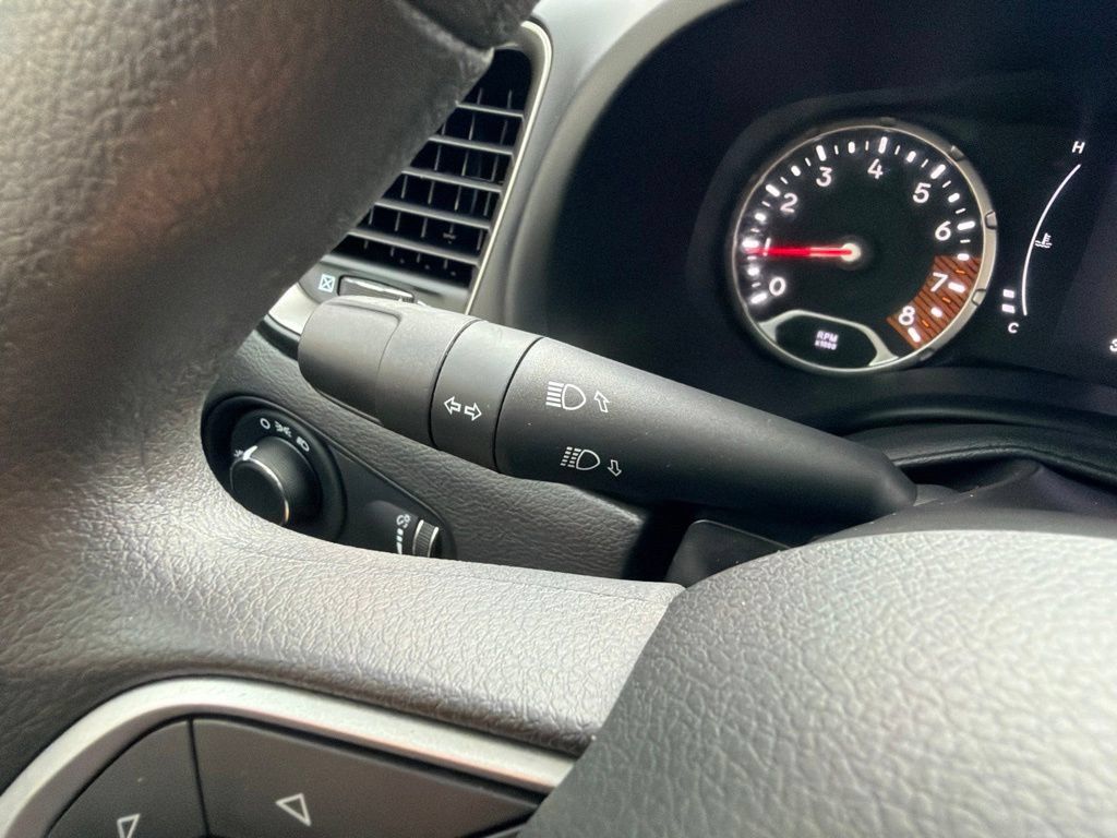Used 2023 Jeep Renegade Latitude AWD/4WD image 35