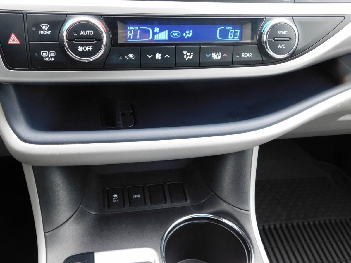 Used 2017 Toyota Highlander Plus w/ Carpet Mat Package FWD image 16