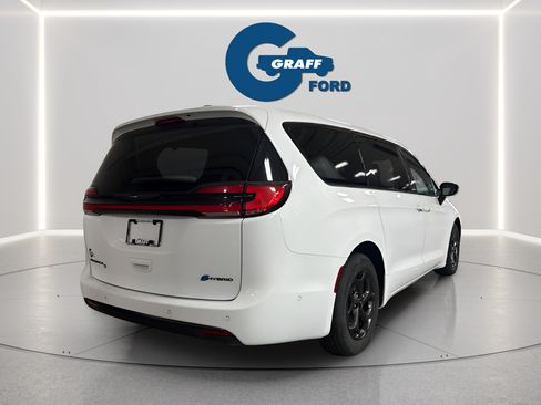 Used 2024 Chrysler Pacifica Limited FWD image 7
