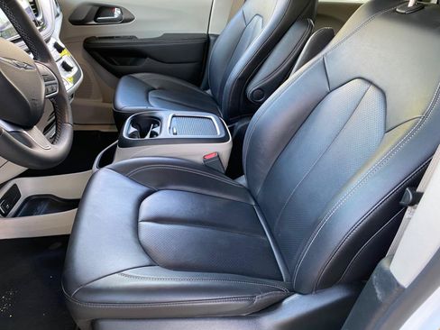 Used 2024 Chrysler Pacifica Limited FWD image 23