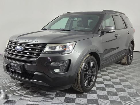 Used 2017 Ford Explorer XLT w/ Equipment Group 202A FWD image 3