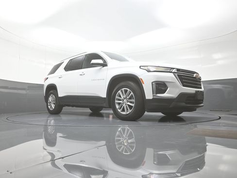 Used 2022 Chevrolet Traverse LT w/ LPO, Floor Liner Package AWD/4WD image 9