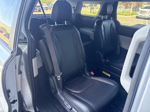 Used 2022 Kia Carnival LX FWD image 23