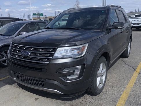 Used 2017 Ford Explorer XLT w/ Equipment Group 202A AWD/4WD image 4