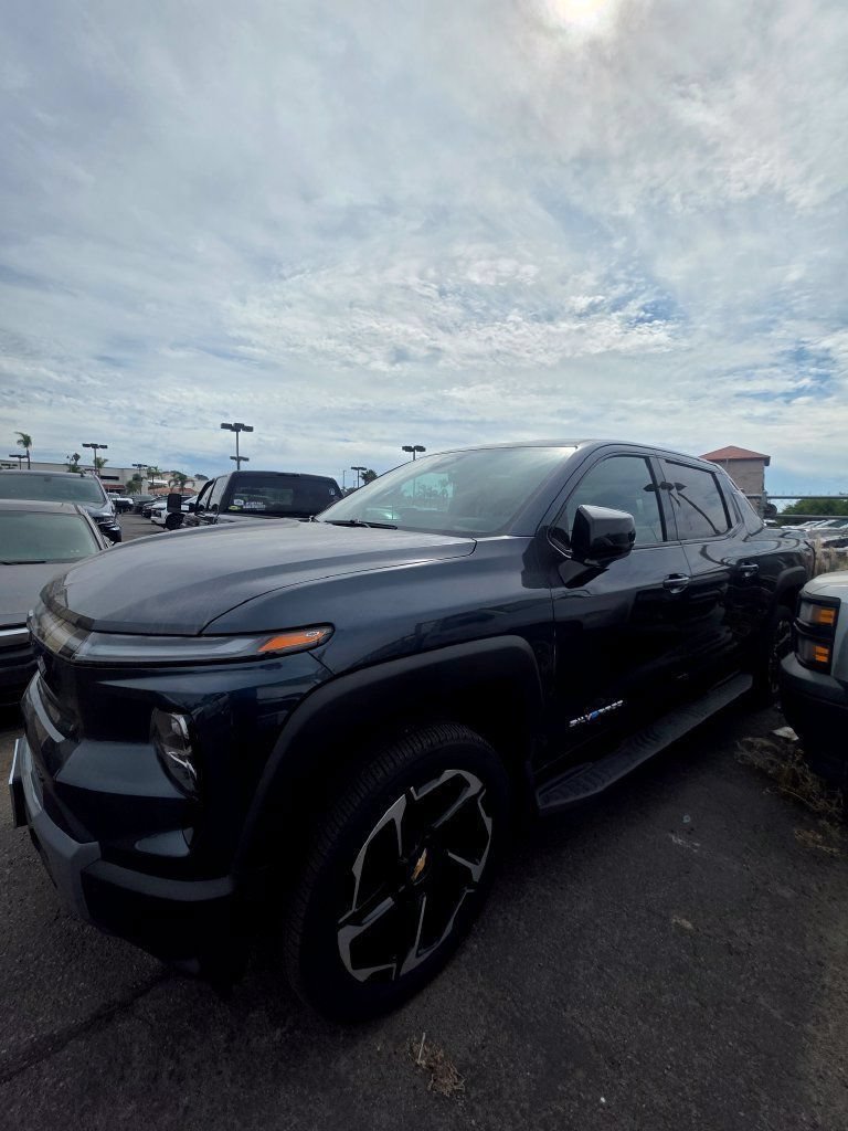 Used 2026 Chevrolet Silverado EV LT AWD/4WD image 3