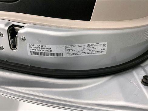 Used 2024 Chrysler Pacifica Limited FWD image 37