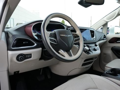 Used 2018 Chrysler Pacifica Limited w/ Tire & Wheel Group image 16