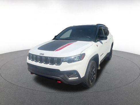 Used 2025 Jeep Compass Trailhawk image 6