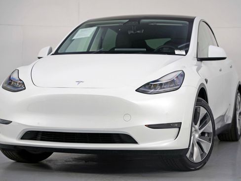 Used 2021 Tesla Model Y Long Range image 3