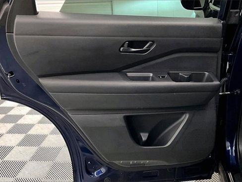 Used 2024 Nissan Pathfinder SV image 19