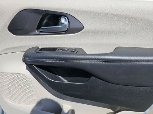 Used 2023 Chrysler Pacifica Touring-L FWD image 8