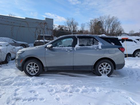 Used 2023 Chevrolet Equinox LT image 2