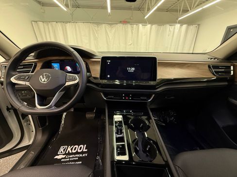 Used 2025 Volkswagen Atlas SE image 17