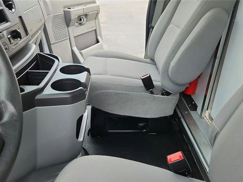 Used 2022 Ford E-450 and Econoline 450 Super Duty RWD image 17