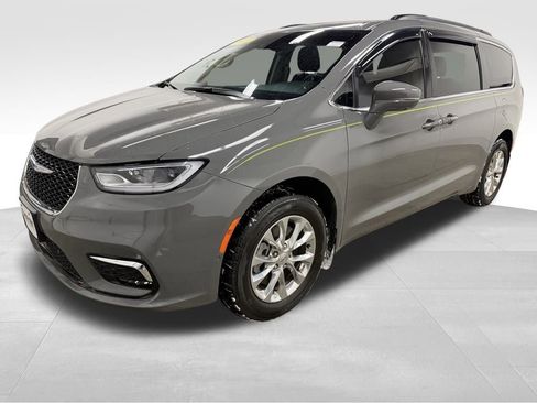 Used 2022 Chrysler Pacifica Touring-L w/ Uconnect Theater Family Group image 13