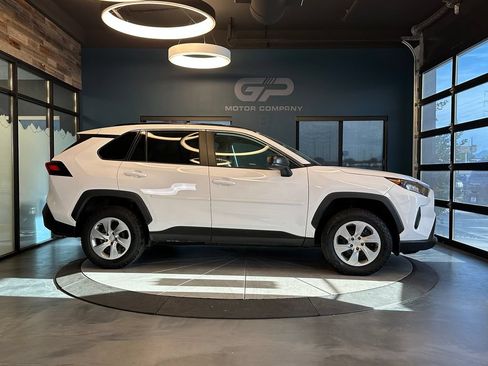 Used 2021 Toyota RAV4 LE AWD/4WD image 2