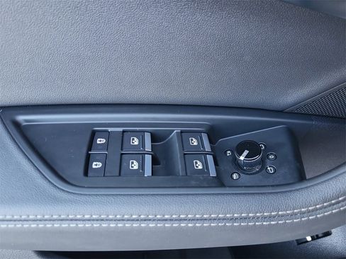 Used 2022 Audi e-tron Premium w/ Convenience Plus Package image 11
