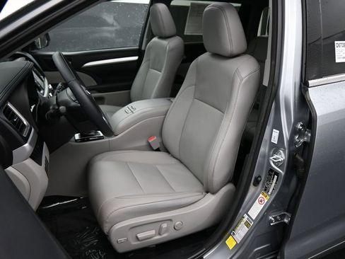 Used 2016 Toyota Highlander XLE AWD/4WD image 14