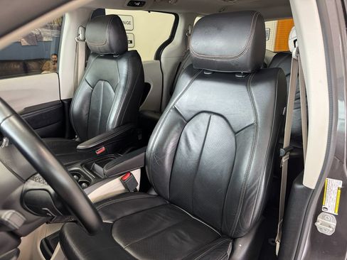 Used 2018 Chrysler Pacifica Touring-L FWD image 13