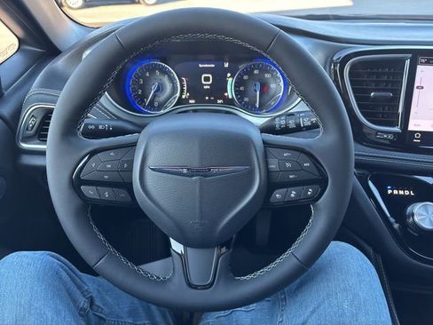 New 2026 Chrysler Pacifica Limited image 10