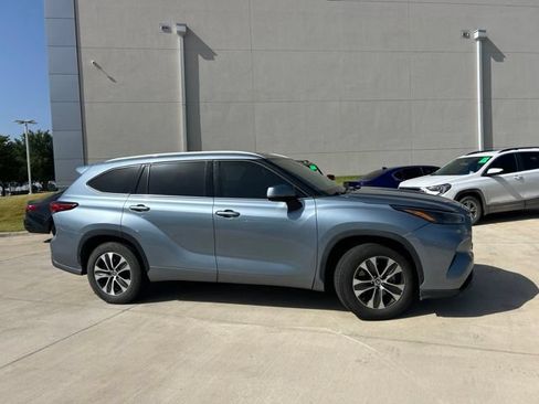 Used 2022 Toyota Highlander XLE FWD image 2