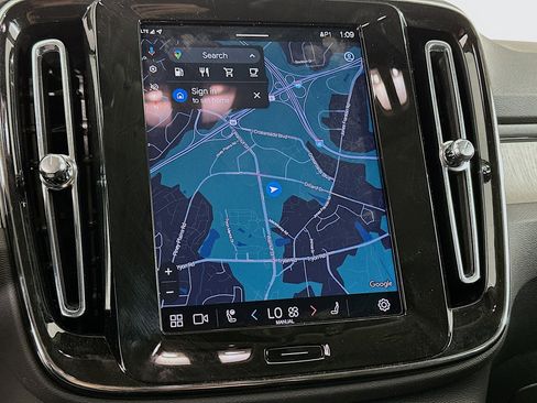 Used 2025 Volvo XC40 B5 Core image 22