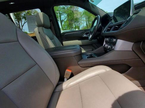 Used 2021 GMC Yukon SLT w/ SLT Premium Package image 4