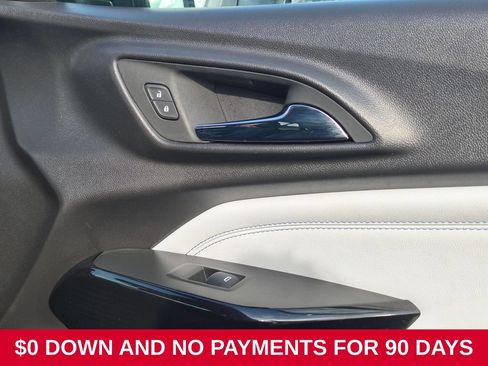 Used 2025 Chevrolet Trax LT w/ LT Convenience Package FWD image 33