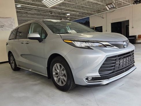 Used 2022 Toyota Sienna XLE FWD image 4