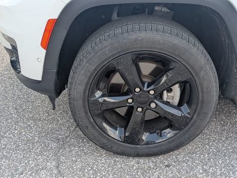 Used 2023 Jeep Grand Cherokee L Limited w/ Luxury Tech Group II RWD image 11