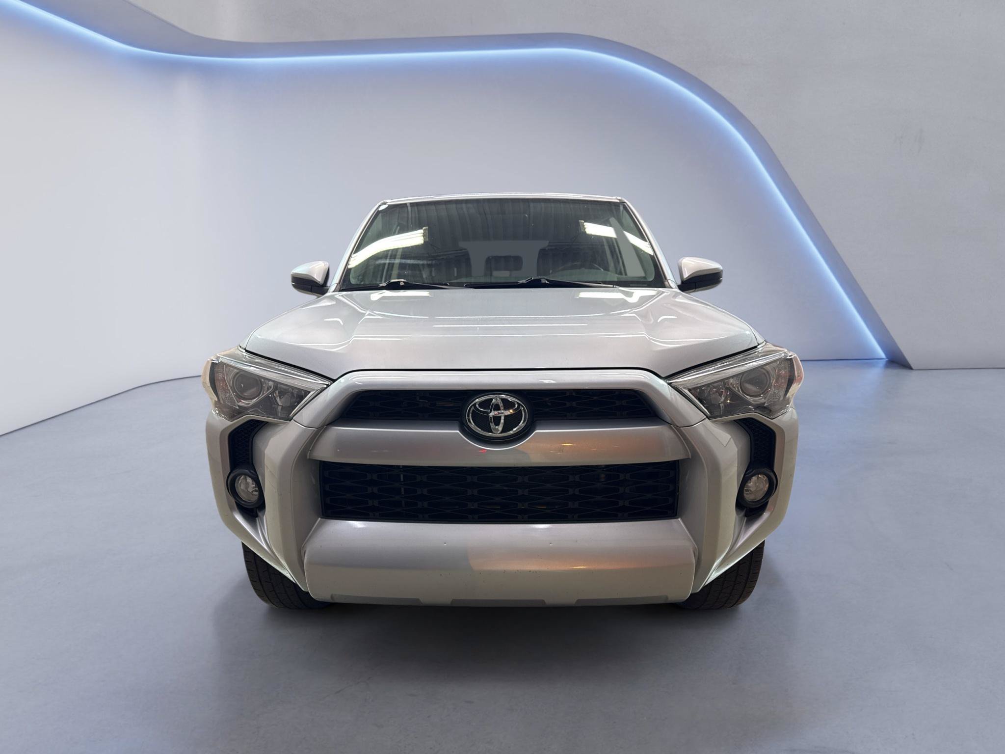 Used 2015 Toyota 4Runner SR5 AWD/4WD image 2