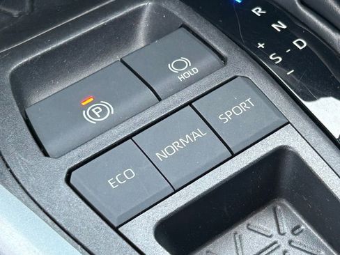 Used 2021 Toyota RAV4 LE image 27