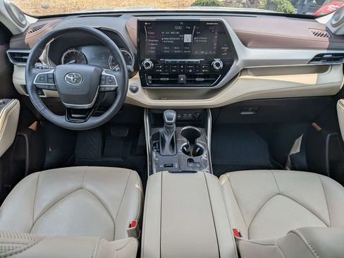Used 2022 Toyota Highlander Platinum FWD image 6