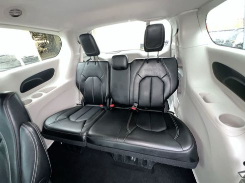 Used 2024 Chrysler Pacifica Touring-L FWD image 24