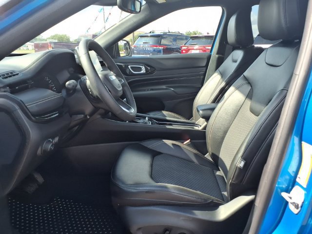 Used 2024 Jeep Compass Latitude w/ Convenience Group AWD/4WD image 25
