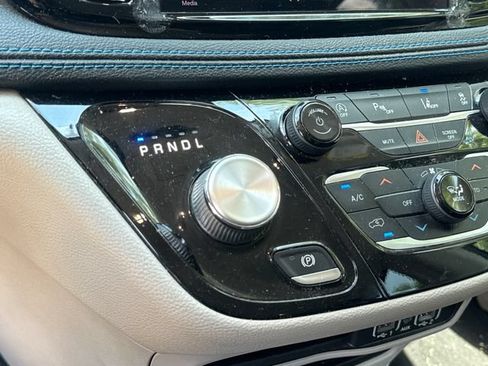 Used 2021 Chrysler Pacifica Touring-L FWD image 16