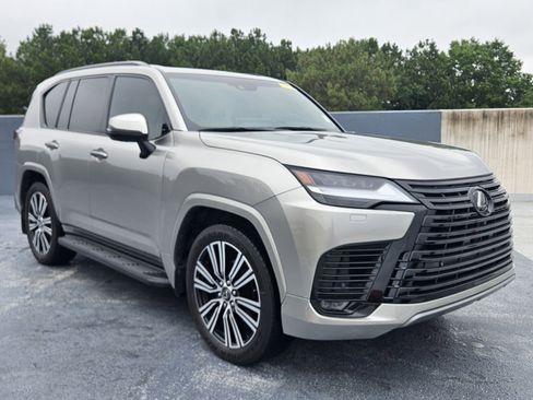 Used 2024 Lexus LX 600 4WD w/ Luxury Package image 2