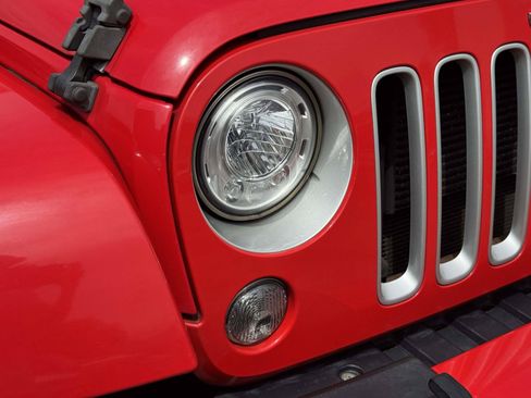 Used 2018 Jeep Wrangler Unlimited Sahara w/ Connectivity Group AWD/4WD image 10