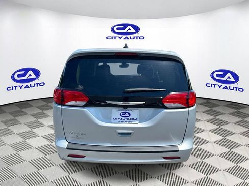 Used 2023 Chrysler Voyager LX FWD image 5