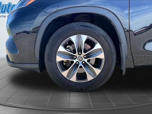Used 2021 Toyota Highlander XLE AWD/4WD image 40