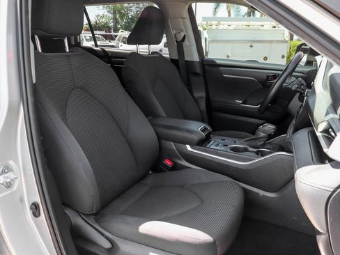 Used 2022 Toyota Highlander LE image 35